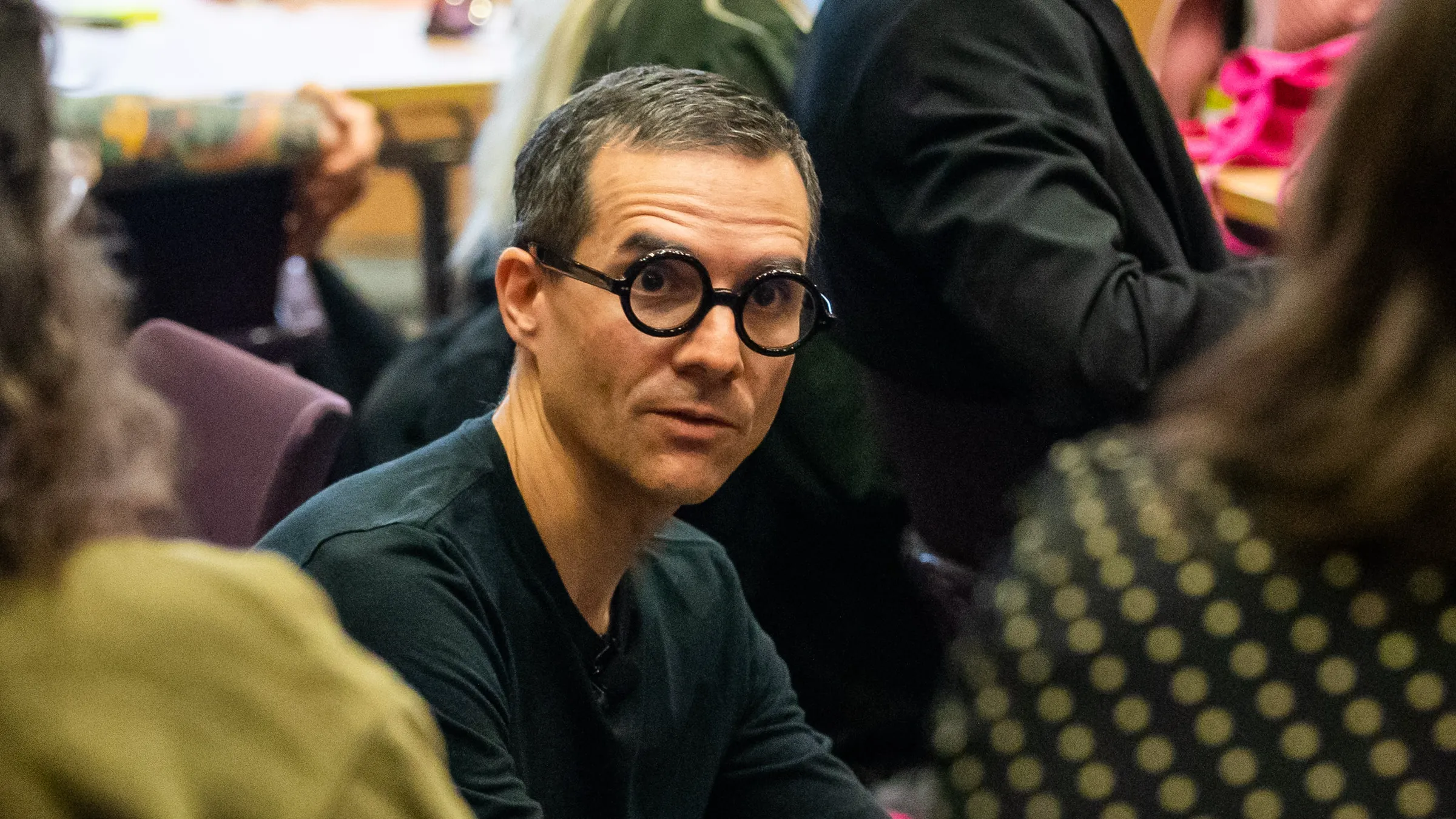 Jorge Arango in the midst of a meeting. Photo by José Goulão.